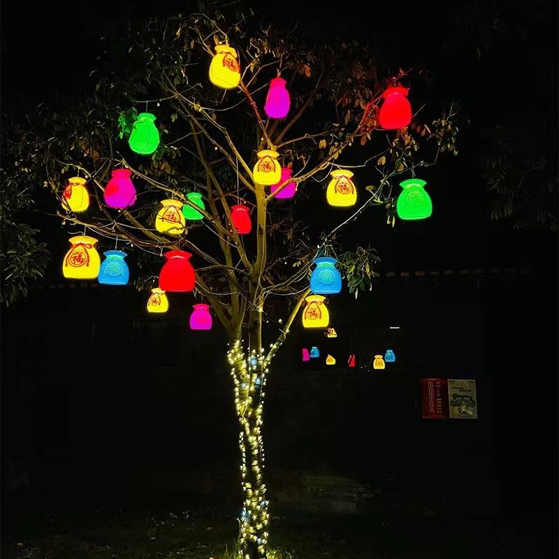 Outdoor Lighting On Trees - 福袋提灯、木の上の金袋、福提灯、提灯、屋外の爆竹ライト、柿
